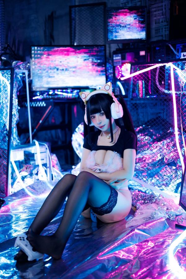    胡桃猫Kurumineko-电竞甜心：赛博空间里的粉色狙击，猫耳耳机Cosplay黑丝私房诱惑，极致电竞氛围感女神第73张图片