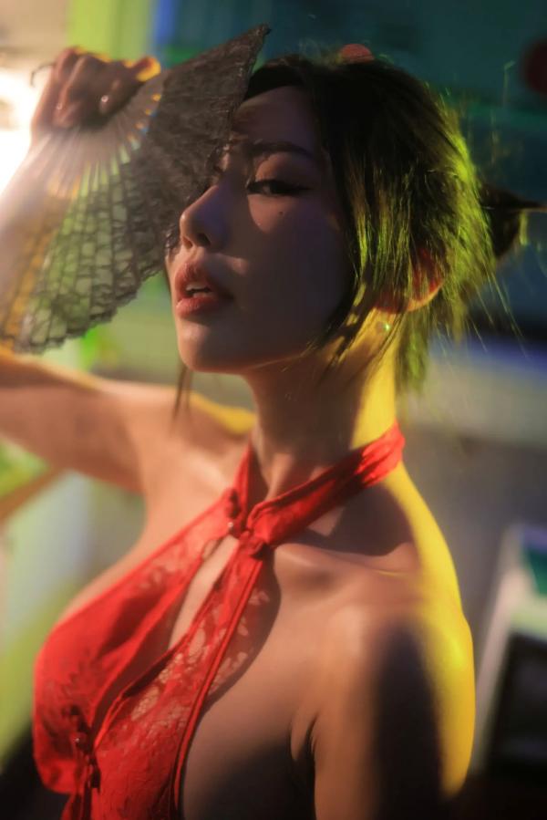    Dongeuran - 香港港风私房：复古霓虹光影下的性感旗袍诱惑，演绎迷离夜色女神[154P]第38张图片