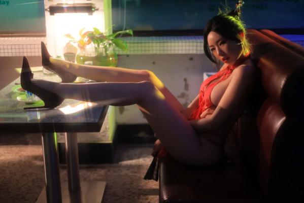    Dongeuran - 香港港风私房：复古霓虹光影下的性感旗袍诱惑，演绎迷离夜色女神[154P]第82张图片