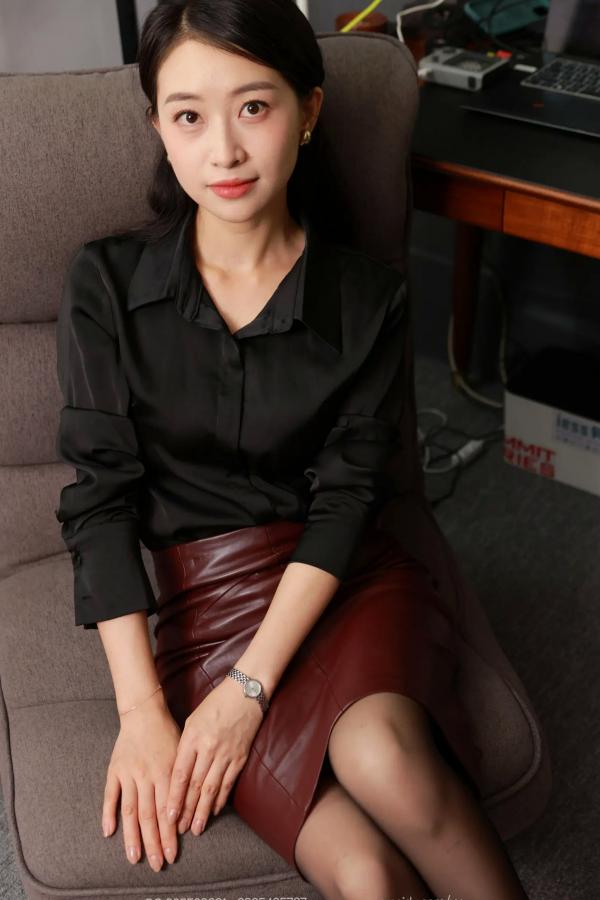    IESS异思趣向 小婕《酒红穿搭》职场办公室风格黑丝高跟鞋美腿鉴赏第18张图片