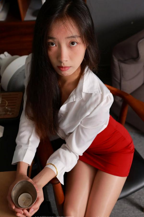    IESS异思趣向 小九《居高临下》职场OL制服诱惑，修长美腿肉丝高跟鞋写真第34张图片