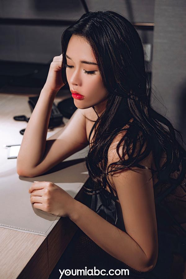    YouMi尤蜜-2021.01.27-丰臣羽立-《香艳值班夜》办公室黑丝诱惑, 职场高冷御姐身穿黑色蕾丝吊带写真第14张图片