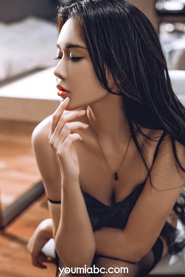    YouMi尤蜜-2021.01.27-丰臣羽立-《香艳值班夜》办公室黑丝诱惑, 职场高冷御姐身穿黑色蕾丝吊带写真第25张图片