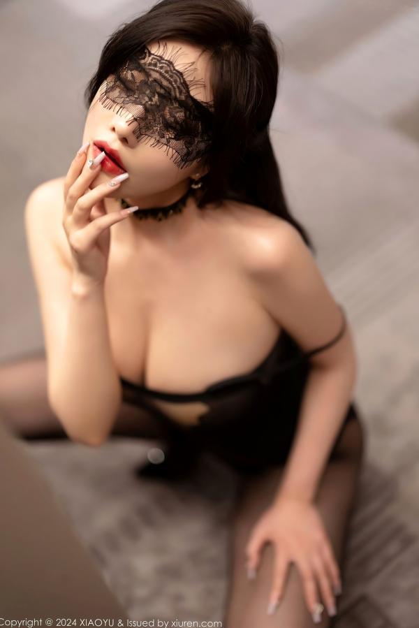 杨晨晨 杨晨晨Yome  XiaoYu语画界-杨晨晨Yome哈尔滨旅拍，红衬衫制服诱惑与透视黑蕾丝内衣，极致性感黑丝大尺度写真第62张图片