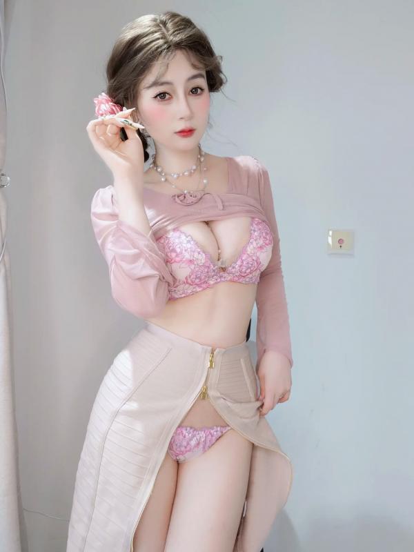    Coser白银《海贼王》女帝波雅·汉库克泳装COS，清凉泳池边尽显傲人身姿 [fantia] 2024年12月 [97P]第4张图片