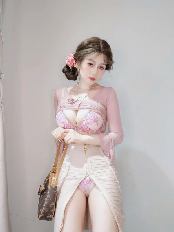    Coser白银《海贼王》女帝波雅·汉库克泳装COS，清凉泳池边尽显傲人身姿 [fantia] 2024年12月 [97P]第5张图片