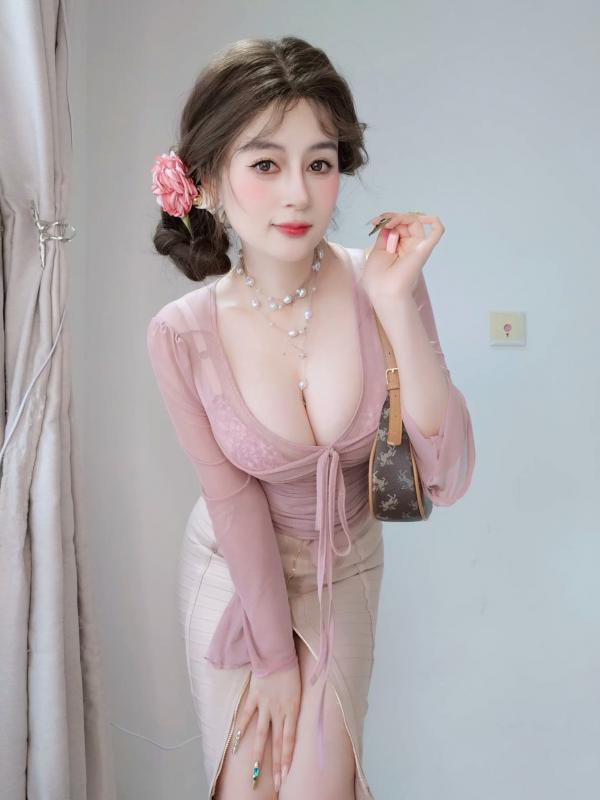    Coser白银《海贼王》女帝波雅·汉库克泳装COS，清凉泳池边尽显傲人身姿 [fantia] 2024年12月 [97P]第29张图片