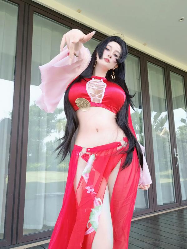    Coser白银《海贼王》女帝波雅·汉库克泳装COS，清凉泳池边尽显傲人身姿 [fantia] 2024年12月 [97P]第31张图片