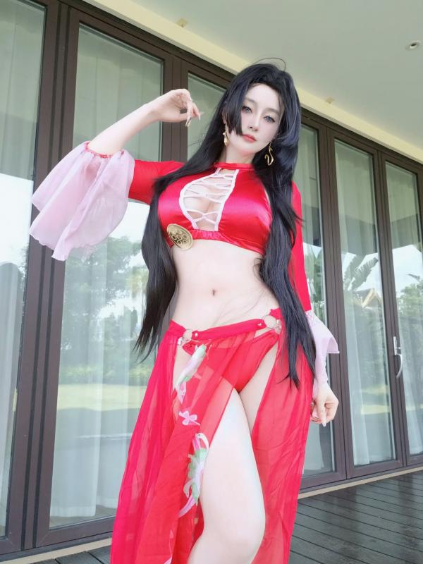    Coser白银《海贼王》女帝波雅·汉库克泳装COS，清凉泳池边尽显傲人身姿 [fantia] 2024年12月 [97P]第39张图片