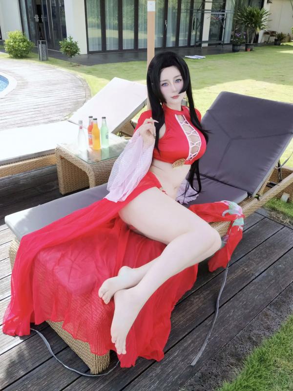    Coser白银《海贼王》女帝波雅·汉库克泳装COS，清凉泳池边尽显傲人身姿 [fantia] 2024年12月 [97P]第41张图片