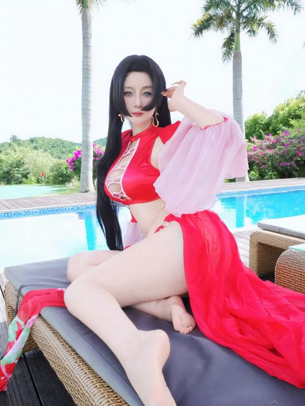    Coser白银《海贼王》女帝波雅·汉库克泳装COS，清凉泳池边尽显傲人身姿 [fantia] 2024年12月 [97P]第45张图片