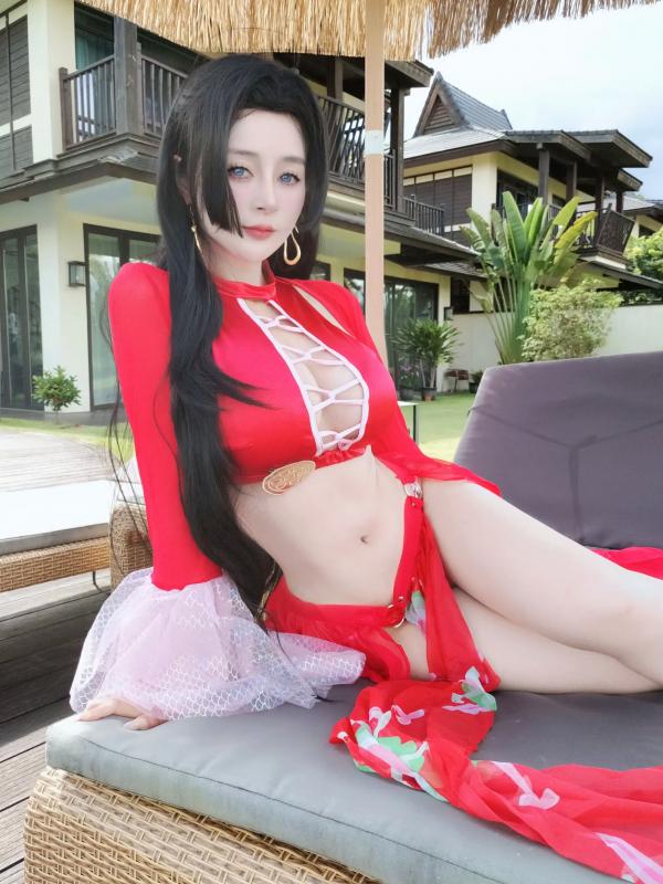    Coser白银《海贼王》女帝波雅·汉库克泳装COS，清凉泳池边尽显傲人身姿 [fantia] 2024年12月 [97P]第49张图片