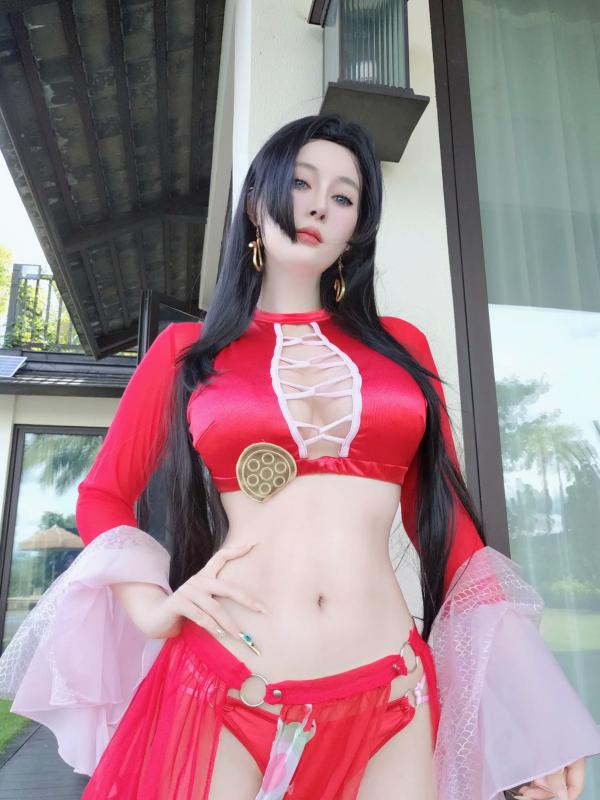    Coser白银《海贼王》女帝波雅·汉库克泳装COS，清凉泳池边尽显傲人身姿 [fantia] 2024年12月 [97P]第52张图片