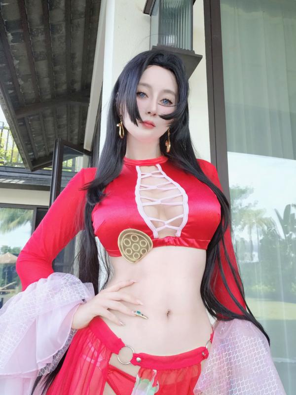    Coser白银《海贼王》女帝波雅·汉库克泳装COS，清凉泳池边尽显傲人身姿 [fantia] 2024年12月 [97P]第54张图片