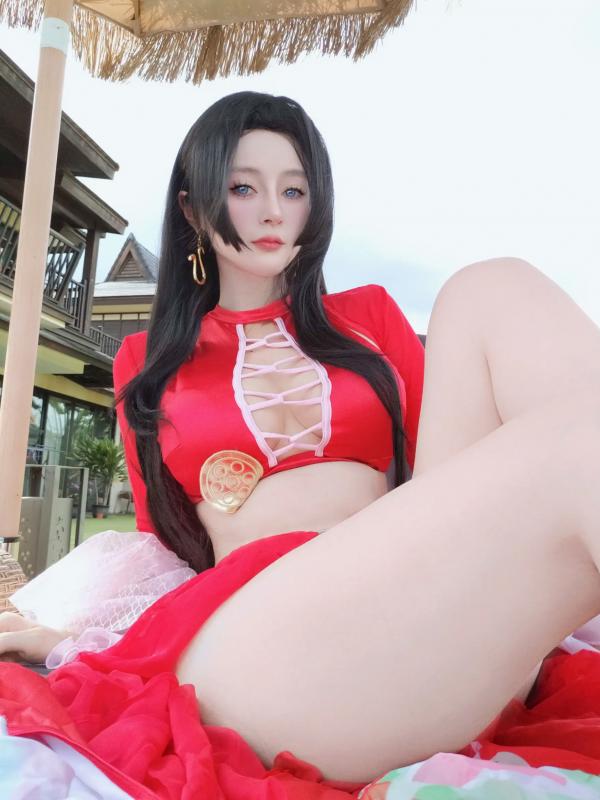    Coser白银《海贼王》女帝波雅·汉库克泳装COS，清凉泳池边尽显傲人身姿 [fantia] 2024年12月 [97P]第55张图片