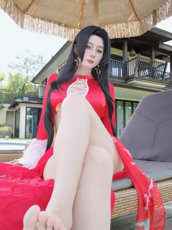    Coser白银《海贼王》女帝波雅·汉库克泳装COS，清凉泳池边尽显傲人身姿 [fantia] 2024年12月 [97P]第58张图片