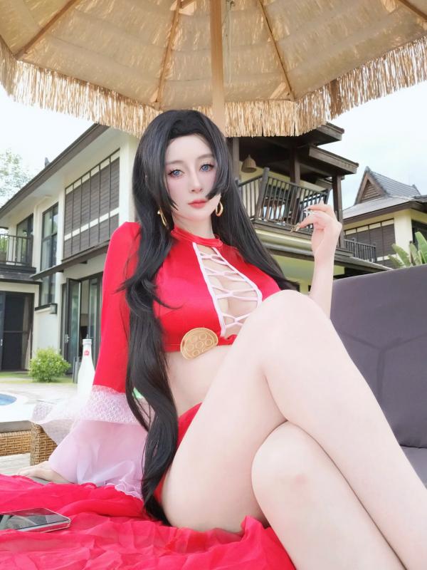    Coser白银《海贼王》女帝波雅·汉库克泳装COS，清凉泳池边尽显傲人身姿 [fantia] 2024年12月 [97P]第59张图片