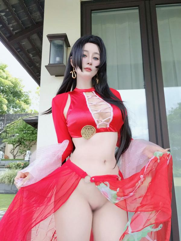    Coser白银《海贼王》女帝波雅·汉库克泳装COS，清凉泳池边尽显傲人身姿 [fantia] 2024年12月 [97P]第60张图片