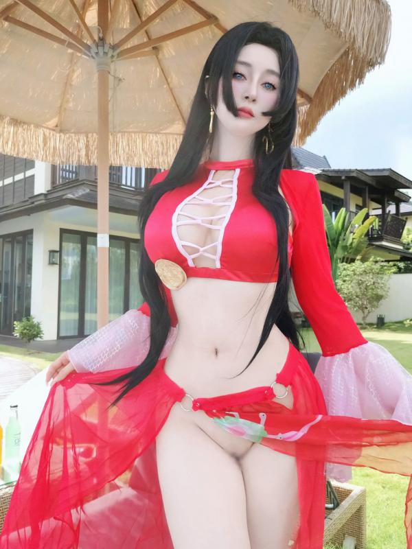    Coser白银《海贼王》女帝波雅·汉库克泳装COS，清凉泳池边尽显傲人身姿 [fantia] 2024年12月 [97P]第61张图片