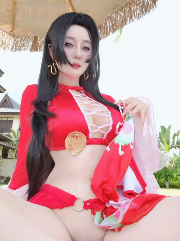    Coser白银《海贼王》女帝波雅·汉库克泳装COS，清凉泳池边尽显傲人身姿 [fantia] 2024年12月 [97P]第64张图片