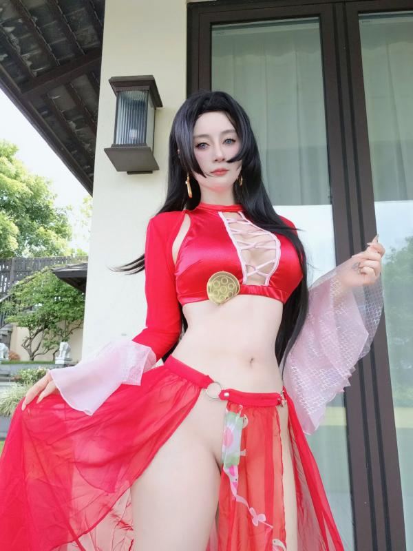    Coser白银《海贼王》女帝波雅·汉库克泳装COS，清凉泳池边尽显傲人身姿 [fantia] 2024年12月 [97P]第66张图片