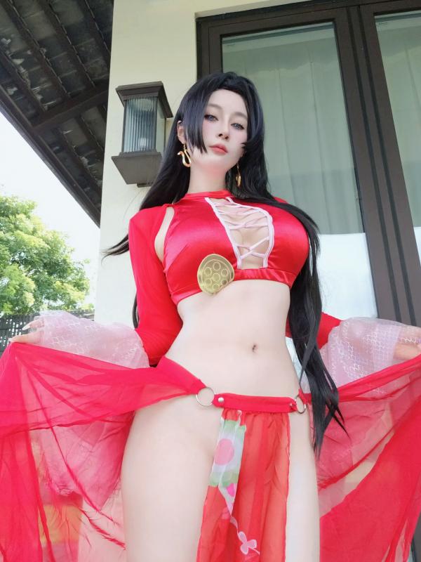    Coser白银《海贼王》女帝波雅·汉库克泳装COS，清凉泳池边尽显傲人身姿 [fantia] 2024年12月 [97P]第70张图片