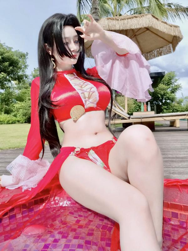    Coser白银《海贼王》女帝波雅·汉库克泳装COS，清凉泳池边尽显傲人身姿 [fantia] 2024年12月 [97P]第71张图片