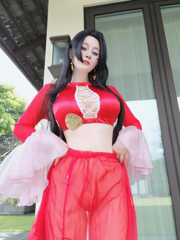    Coser白银《海贼王》女帝波雅·汉库克泳装COS，清凉泳池边尽显傲人身姿 [fantia] 2024年12月 [97P]第76张图片