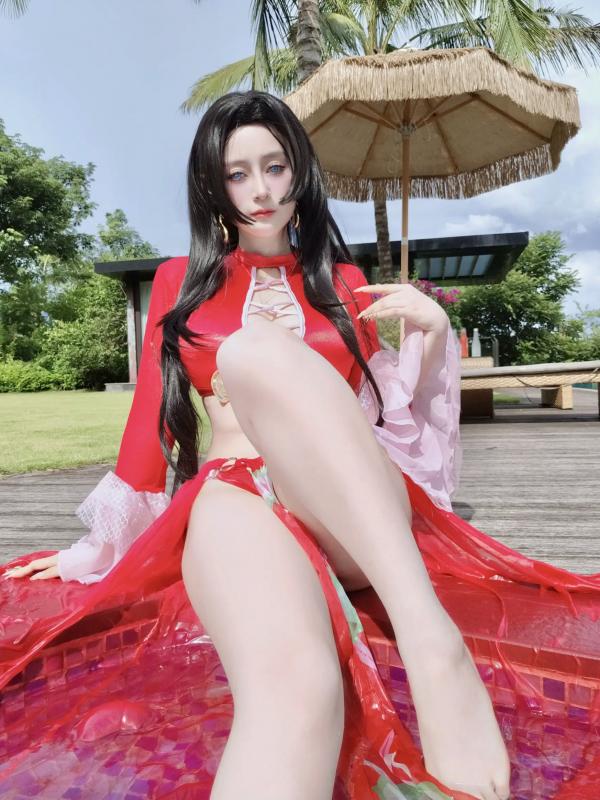    Coser白银《海贼王》女帝波雅·汉库克泳装COS，清凉泳池边尽显傲人身姿 [fantia] 2024年12月 [97P]第77张图片