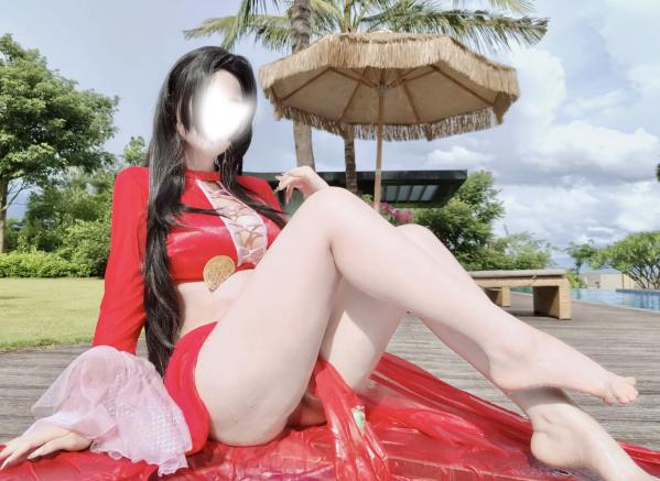    Coser白银《海贼王》女帝波雅·汉库克泳装COS，清凉泳池边尽显傲人身姿 [fantia] 2024年12月 [97P]第81张图片