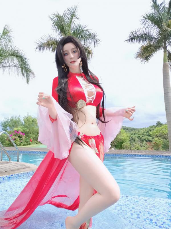    Coser白银《海贼王》女帝波雅·汉库克泳装COS，清凉泳池边尽显傲人身姿 [fantia] 2024年12月 [97P]第86张图片
