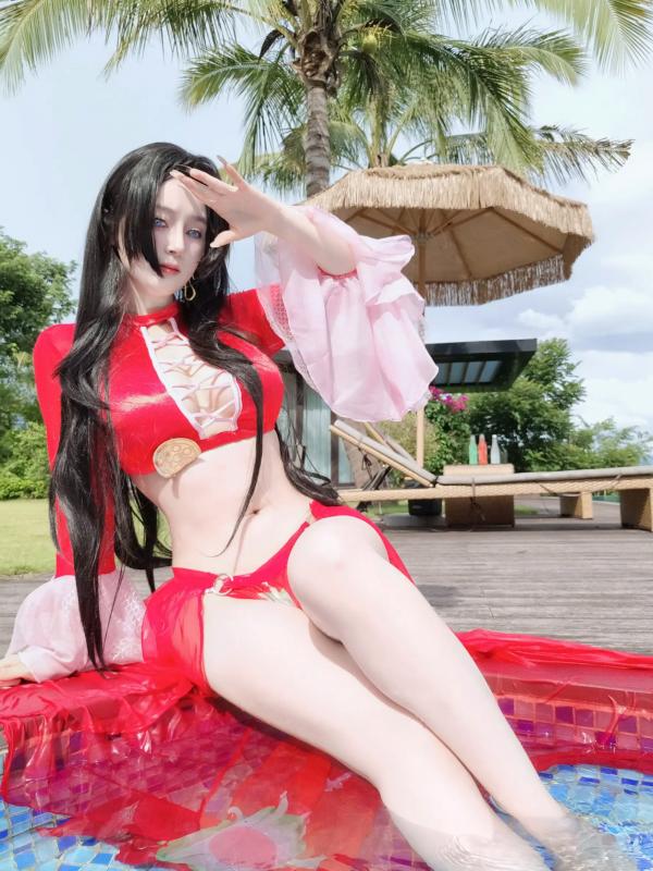    Coser白银《海贼王》女帝波雅·汉库克泳装COS，清凉泳池边尽显傲人身姿 [fantia] 2024年12月 [97P]第87张图片