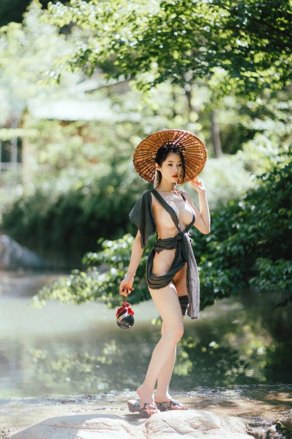    钛合金TiTi-山间野性江湖风，极简古风斗笠大尺度户外私房写真第1张图片