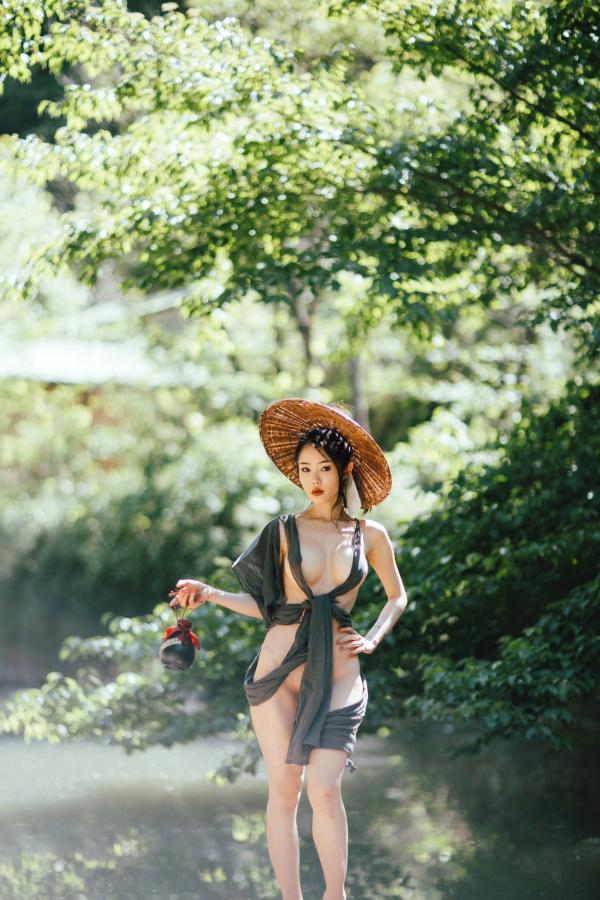    钛合金TiTi-山间野性江湖风，极简古风斗笠大尺度户外私房写真第2张图片
