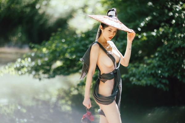   钛合金TiTi-山间野性江湖风，极简古风斗笠大尺度户外私房写真第12张图片