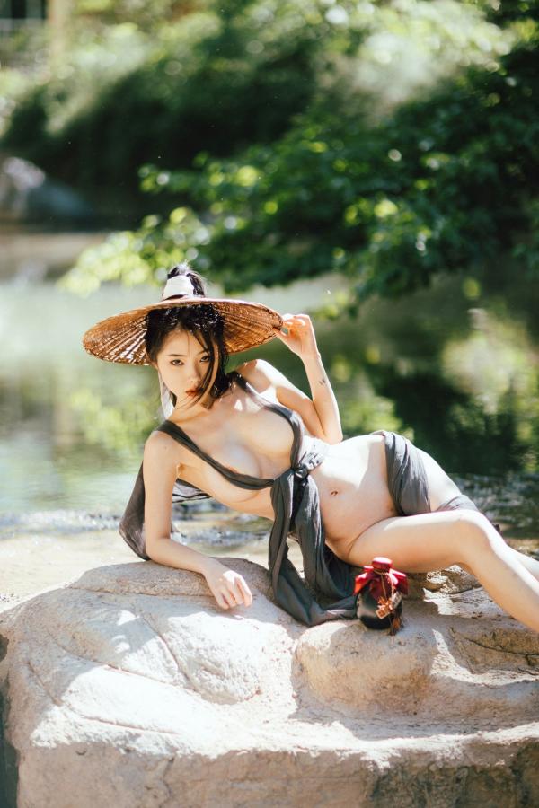    钛合金TiTi-山间野性江湖风，极简古风斗笠大尺度户外私房写真第18张图片