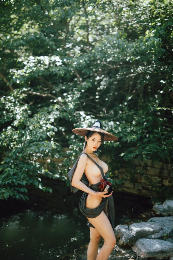    钛合金TiTi-山间野性江湖风，极简古风斗笠大尺度户外私房写真第22张图片