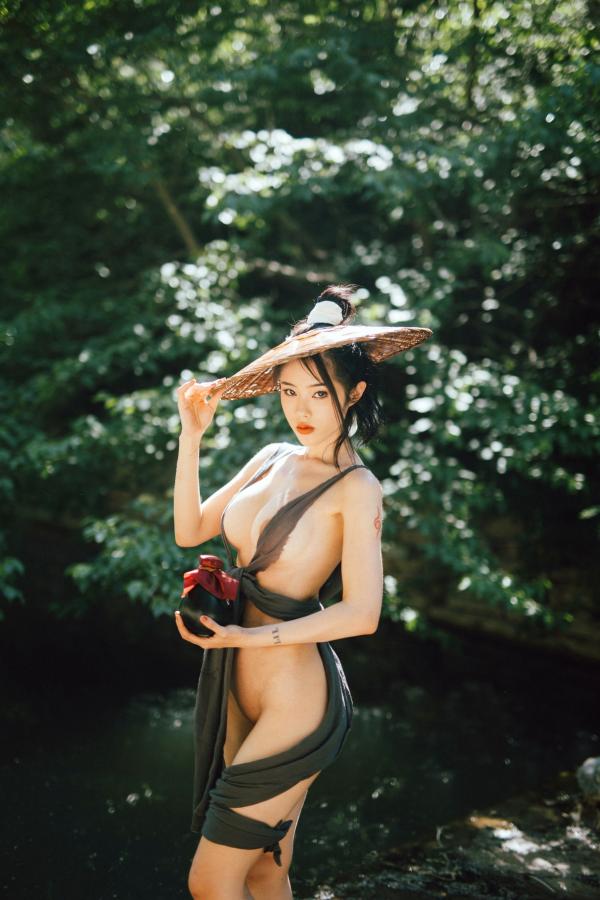    钛合金TiTi-山间野性江湖风，极简古风斗笠大尺度户外私房写真第23张图片
