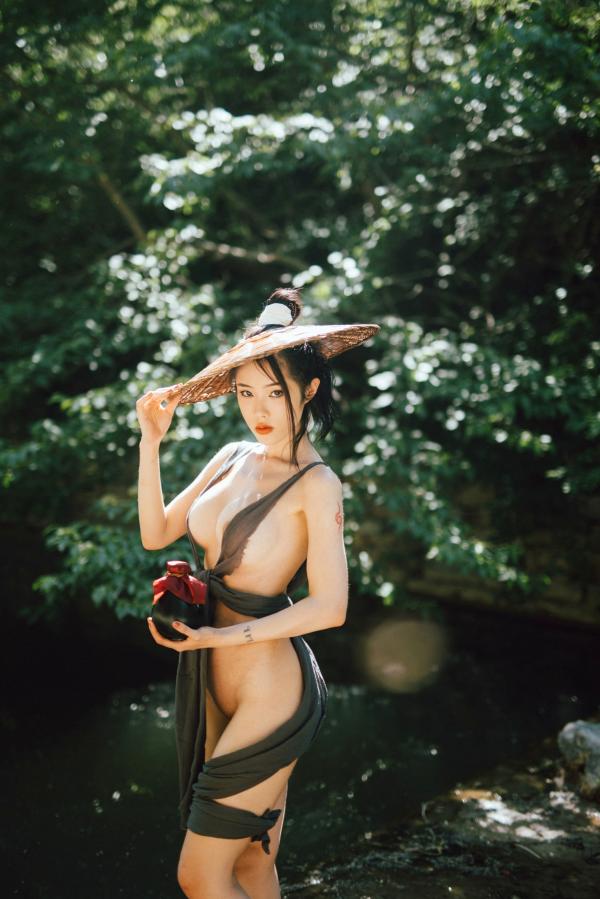    钛合金TiTi-山间野性江湖风，极简古风斗笠大尺度户外私房写真第24张图片