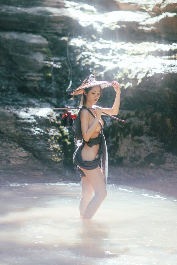    钛合金TiTi-山间野性江湖风，极简古风斗笠大尺度户外私房写真第26张图片