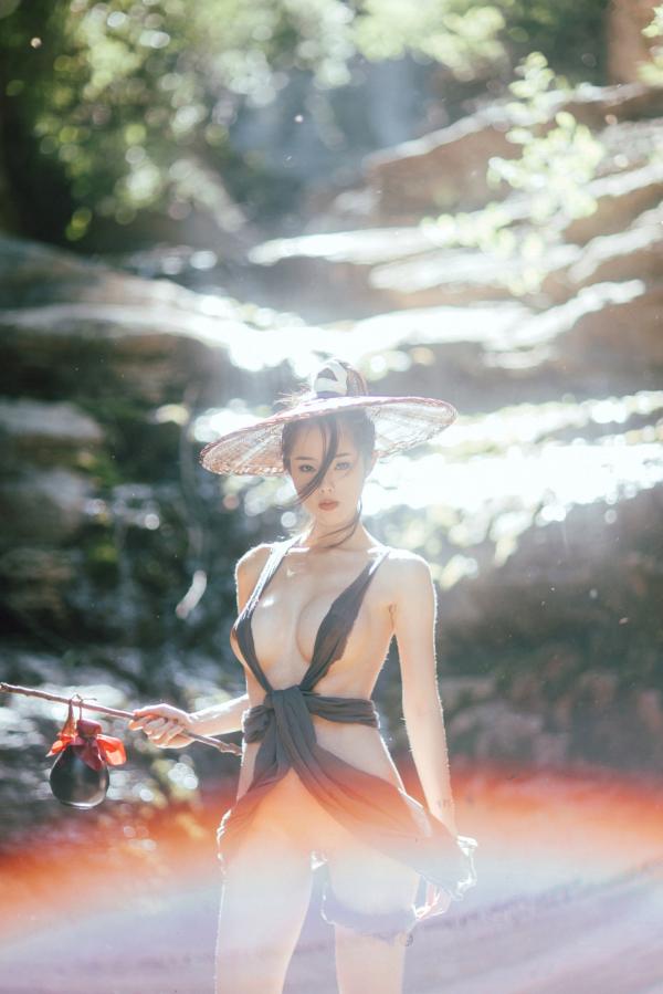    钛合金TiTi-山间野性江湖风，极简古风斗笠大尺度户外私房写真第30张图片