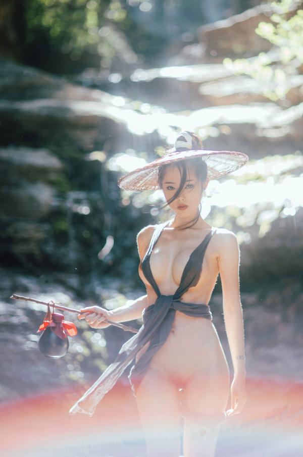    钛合金TiTi-山间野性江湖风，极简古风斗笠大尺度户外私房写真第33张图片