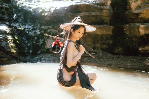    钛合金TiTi-山间野性江湖风，极简古风斗笠大尺度户外私房写真第52张图片