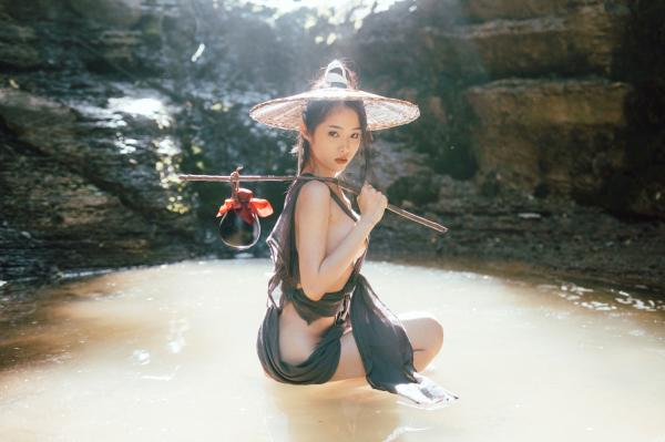    钛合金TiTi-山间野性江湖风，极简古风斗笠大尺度户外私房写真第53张图片