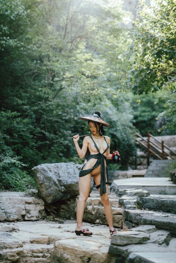    钛合金TiTi-山间野性江湖风，极简古风斗笠大尺度户外私房写真第75张图片