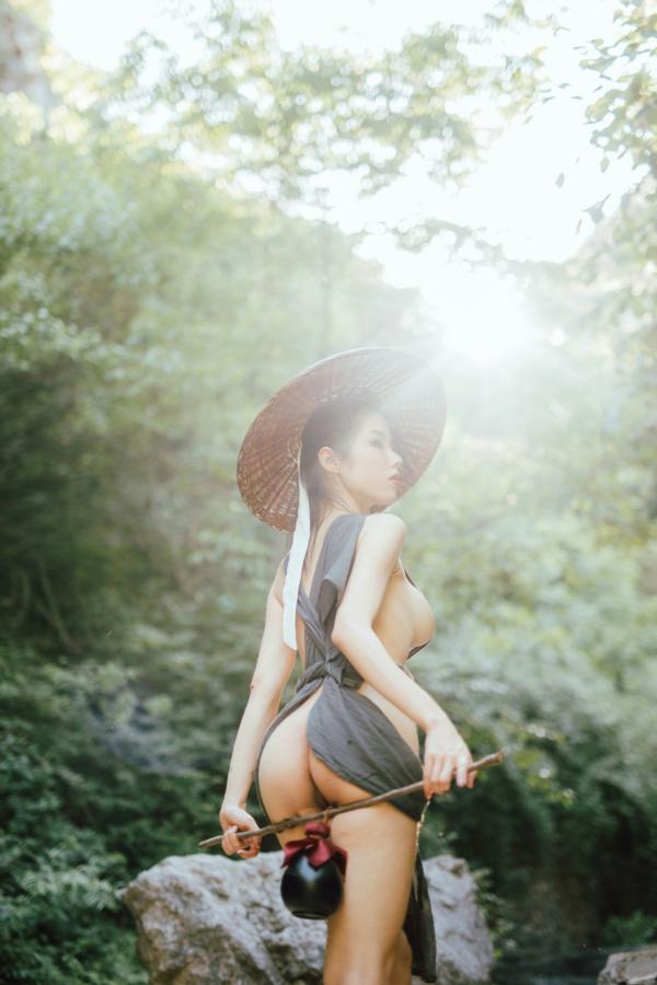    钛合金TiTi-山间野性江湖风，极简古风斗笠大尺度户外私房写真第78张图片