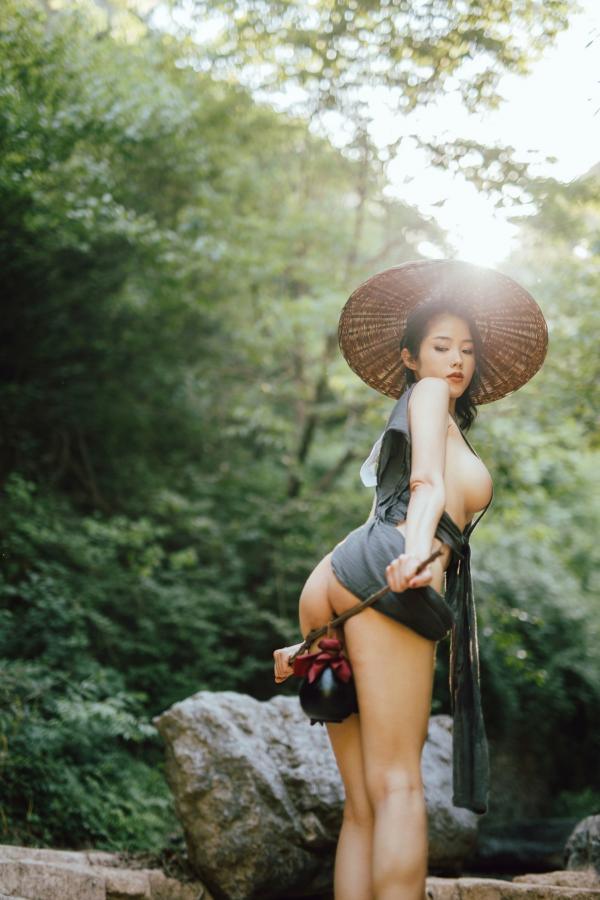    钛合金TiTi-山间野性江湖风，极简古风斗笠大尺度户外私房写真第80张图片