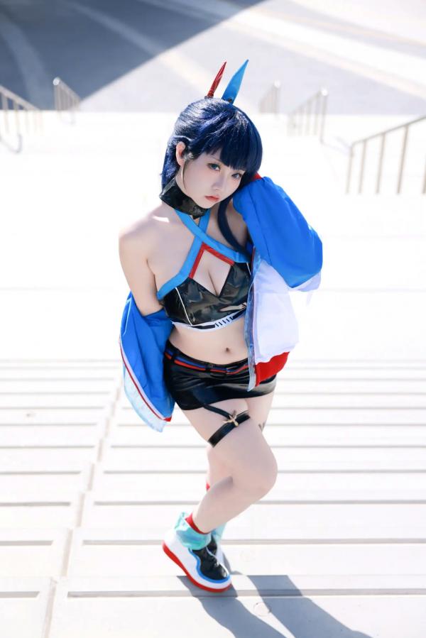    G44不会受伤 - 宝多六花高清COS：蓝天户外系极品角色扮演，超短裙展现极致曼妙曲线，清冷美艳制服写真第3张图片