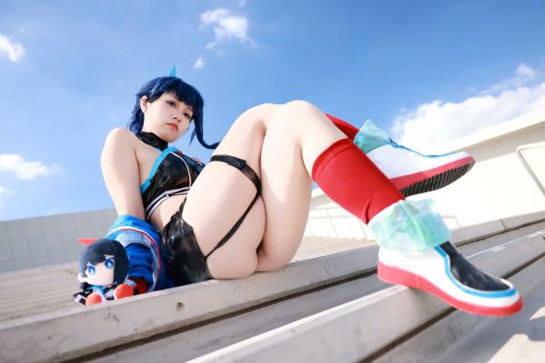   G44不会受伤 - 宝多六花高清COS：蓝天户外系极品角色扮演，超短裙展现极致曼妙曲线，清冷美艳制服写真第15张图片