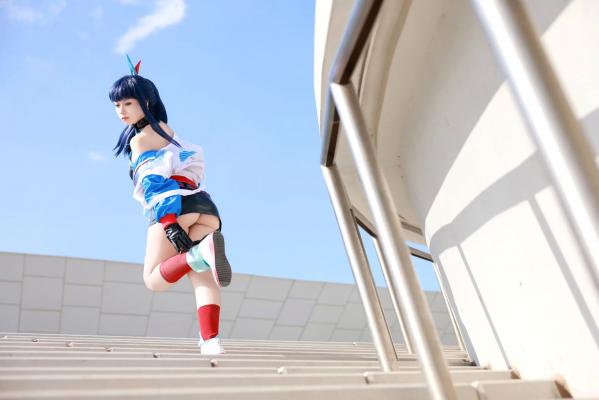    G44不会受伤 - 宝多六花高清COS：蓝天户外系极品角色扮演，超短裙展现极致曼妙曲线，清冷美艳制服写真第20张图片